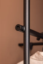 Detailaufnahme der metallischen Halterung der Garderobe TAMINA in modernem Design.