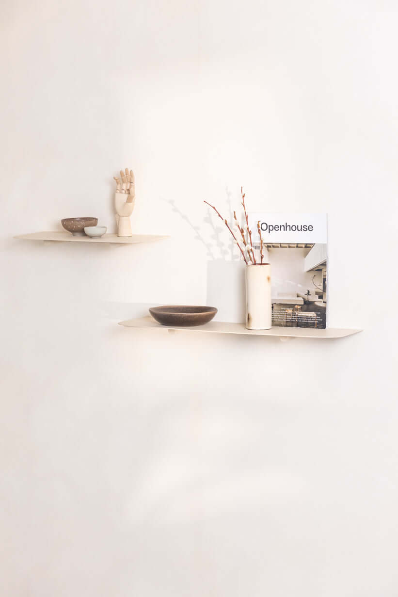 Wandregal LENN put its decorative objects and magazines on white wands.