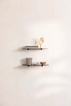 Modern Wandregal LENN aus Metall mit minimalistischer Gestaltung und decorative objects.