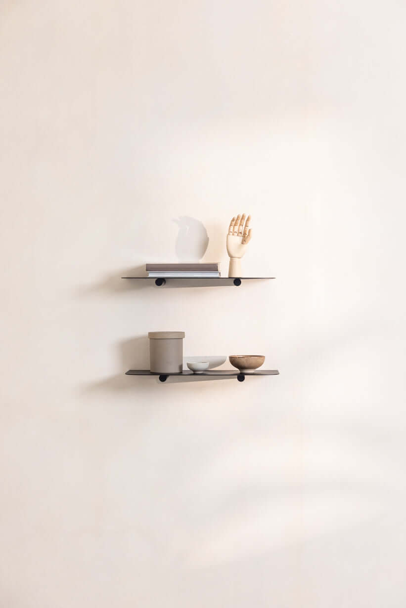 Modern Wandregal LENN aus Metall mit minimalistischer Gestaltung und decorative objects.