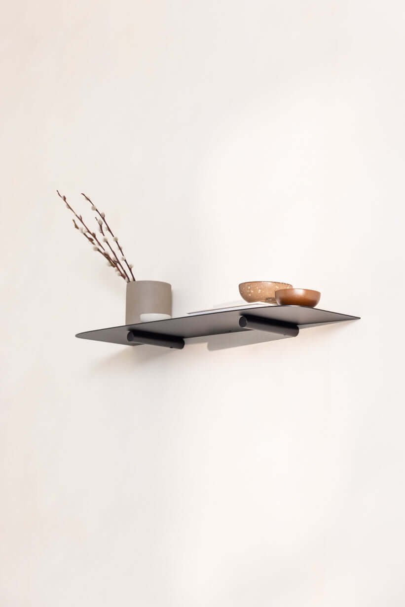 Wandregal LENN in modern Design with decorative objects in black metal, one wall.