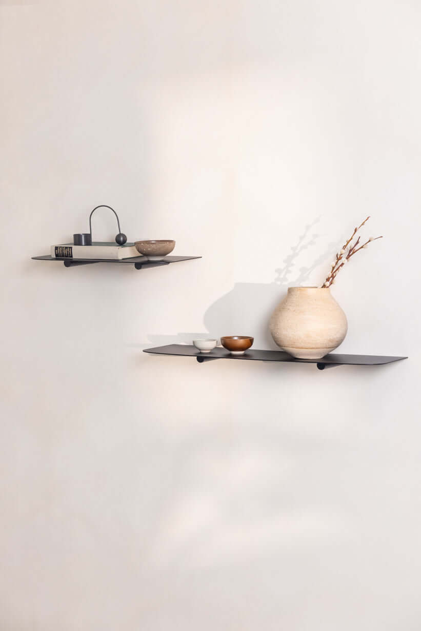 Wandregal LENN in modern Design with minimalist Forms and decorative Elements.