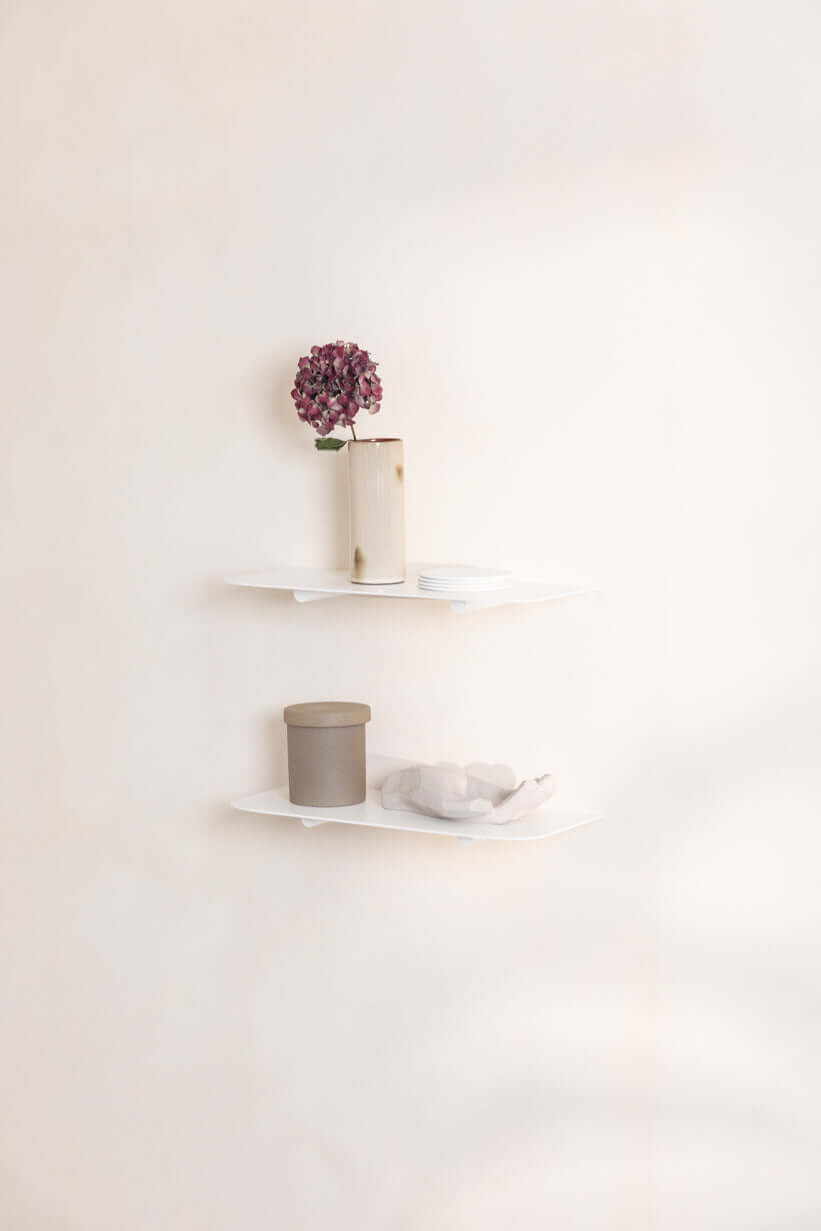 Wandregal LENN mit minimalist Regalen and decorative accessories an einer Wand.