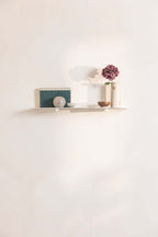 Wandregal LENN with decorative objects, minimalist design and high-quality materials.