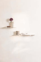 Modern Wandregal LENN mit minimalist Regalböden and decorative Accessories an der Wand.