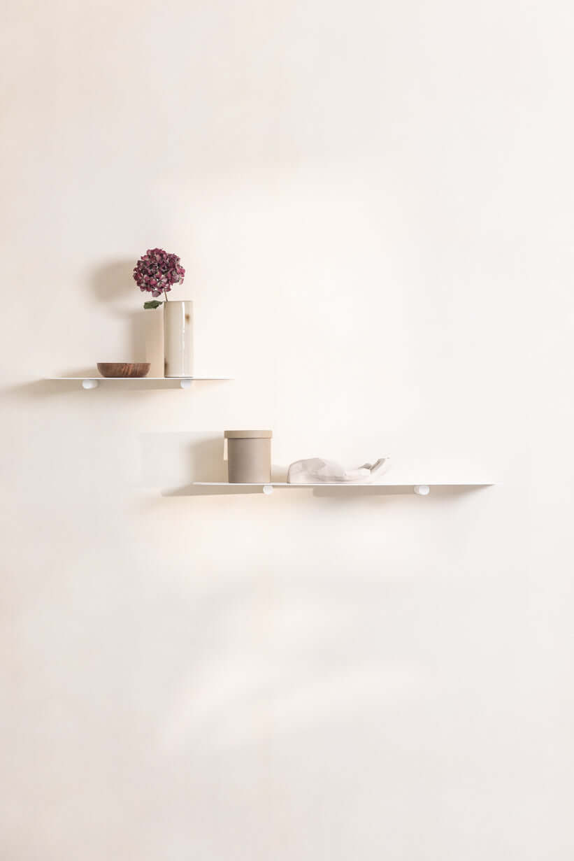 Modern Wandregal LENN mit minimalist Regalböden and decorative Accessories an der Wand.