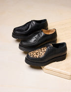 Deborah Derbyes - Poni de cuero negro y leopardo