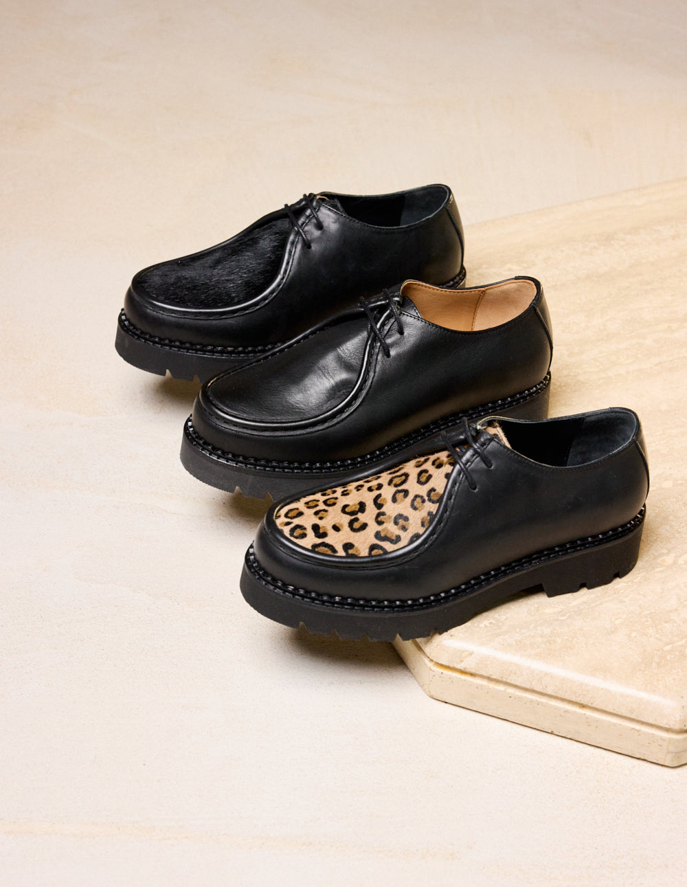 Deborah Derbyes - Poni de cuero negro y leopardo