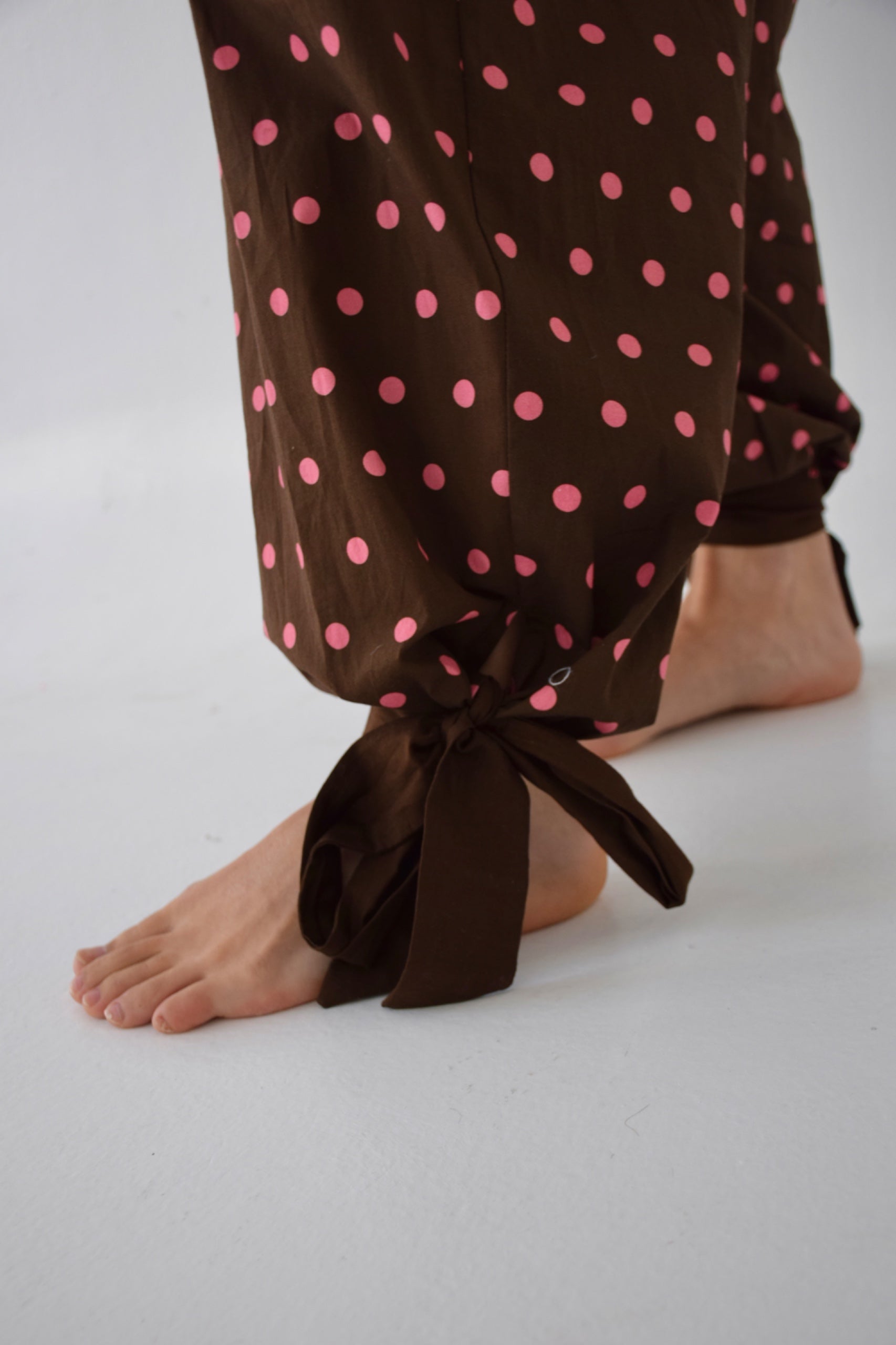 Pantalones Lia de lunares en marrón y rosa