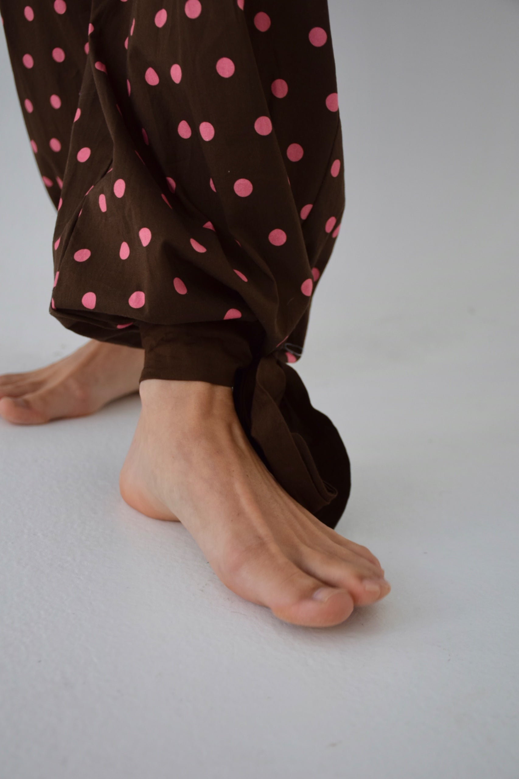 Pantalones Lia de lunares en marrón y rosa