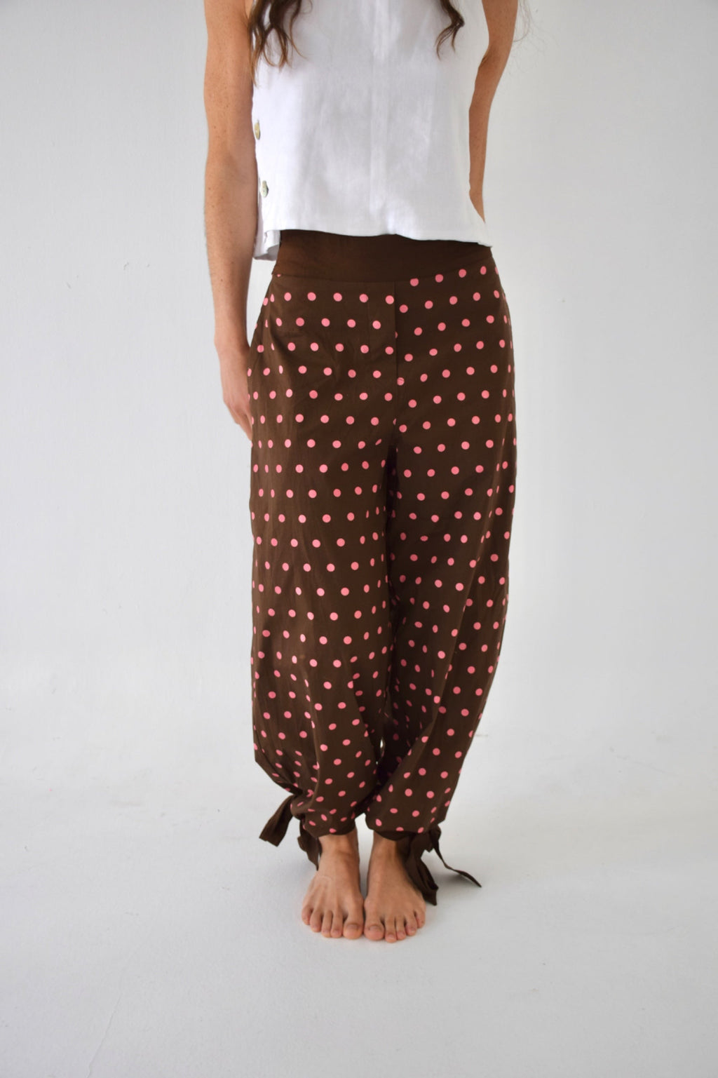 Pantalones Lia de lunares en marrón y rosa
