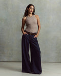 Vaqueros anchos en denim azul oscuro, corte fluido y cómodo, material robusto con acabado liso apto para todas las morfologías femeninas.