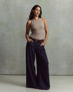 Vaqueros anchos en denim azul oscuro, corte fluido y cómodo, material robusto con acabado liso apto para todas las morfologías femeninas.