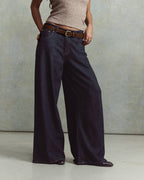 Vaqueros de mujer en denim azul oscuro de corte amplio y fluido, material grueso y cómodo, perfectos para adaptarse a todas las morfologías.