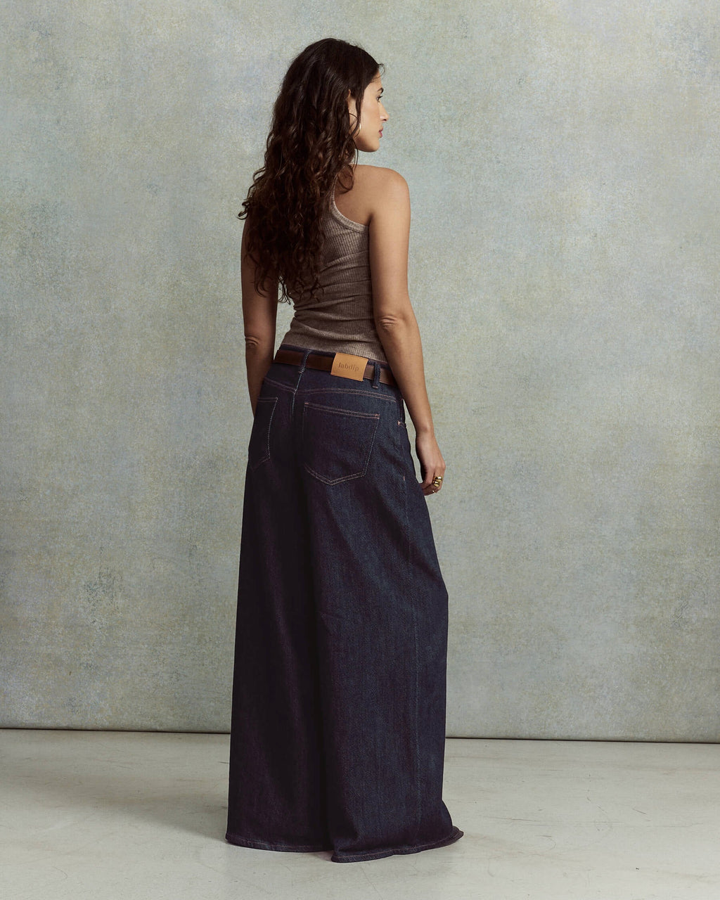 Vaqueros de mujer en denim azul oscuro 100% algodón, de corte amplio y fluido con cintura alta para un estilo casual y cómodo.