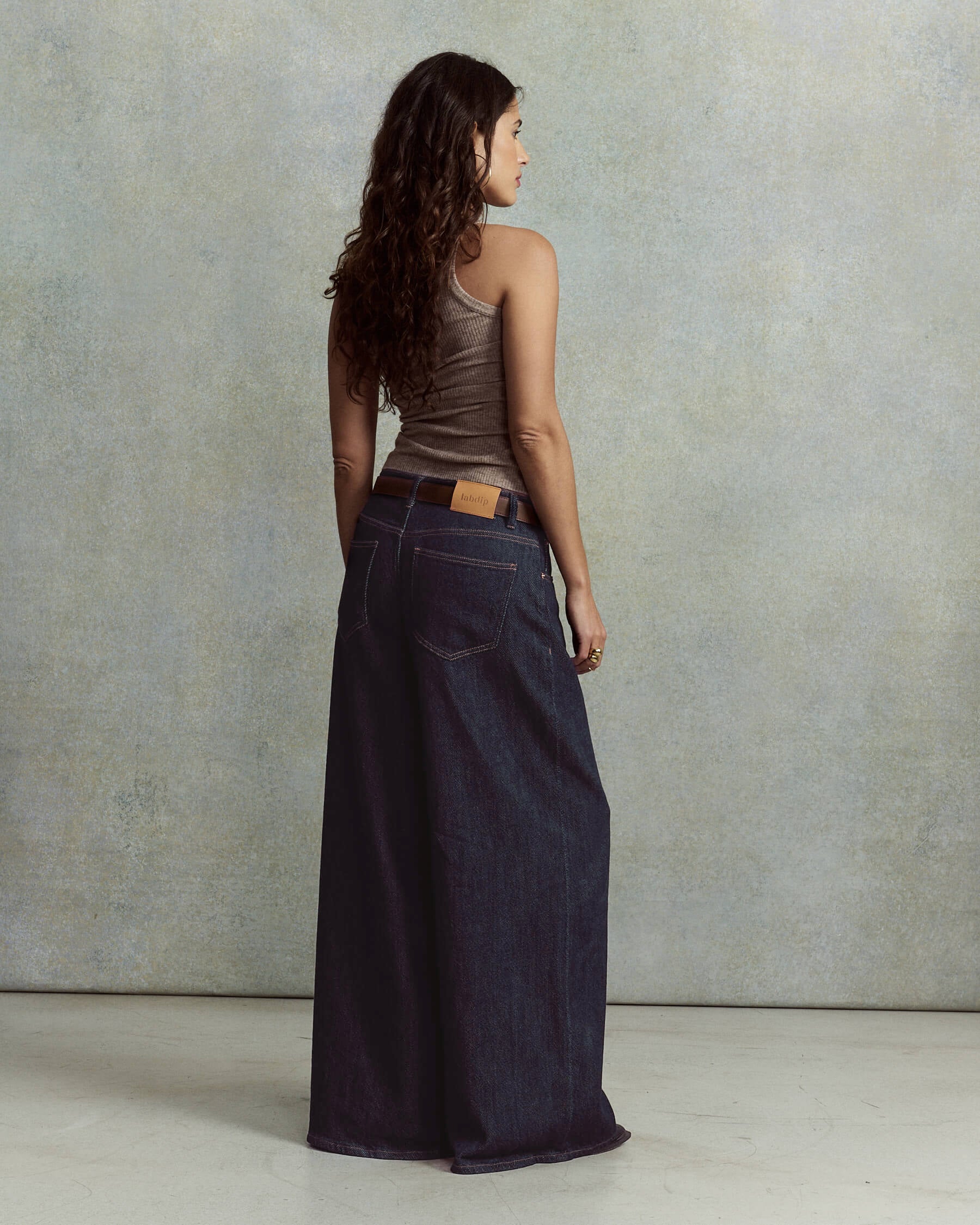 Vaqueros de mujer en denim azul oscuro 100% algodón, de corte amplio y fluido con cintura alta para un estilo casual y cómodo.