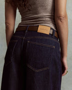 Vaqueros 3D de denim azul oscuro con corte holgado y fluido, material grueso y de calidad, aptos para todas las morfologías femeninas.