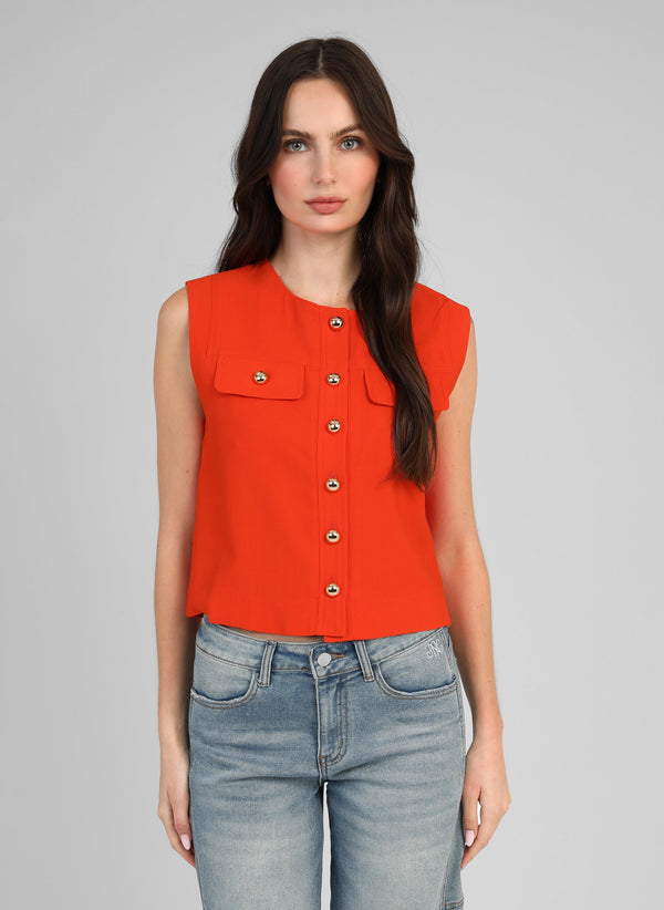 An'ge – Veste Sans Manches Zelia Piment, mannequin portant un top orange sans manches avec des boutons dorés, vue de face