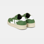 Vista trasera de las zapatillas verdes ZETA B3, resaltando el talón y los acabados del calzado.