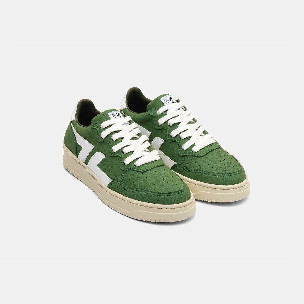 Vista frontal de las zapatillas verdes ZETA B3, destacando los cordones y el diseño depurado.
