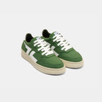 Vista frontal de las zapatillas verdes ZETA B3, destacando los cordones y el diseño depurado.