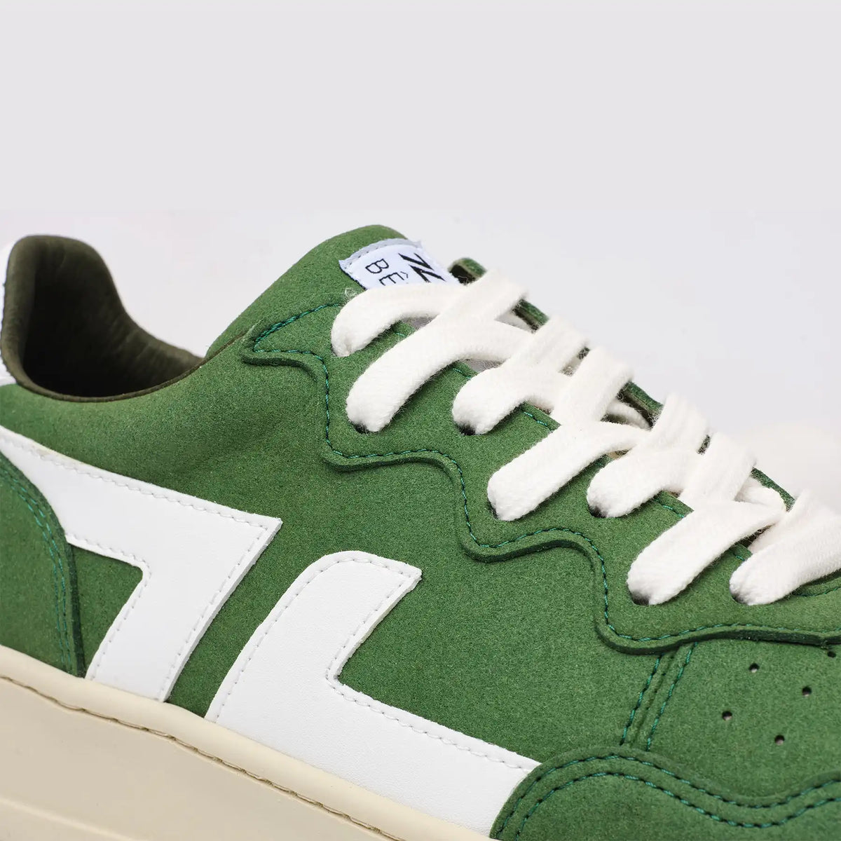 Primer plano de las zapatillas verdes ZETA B3, mostrando los detalles y las texturas del material ecorresponsable.