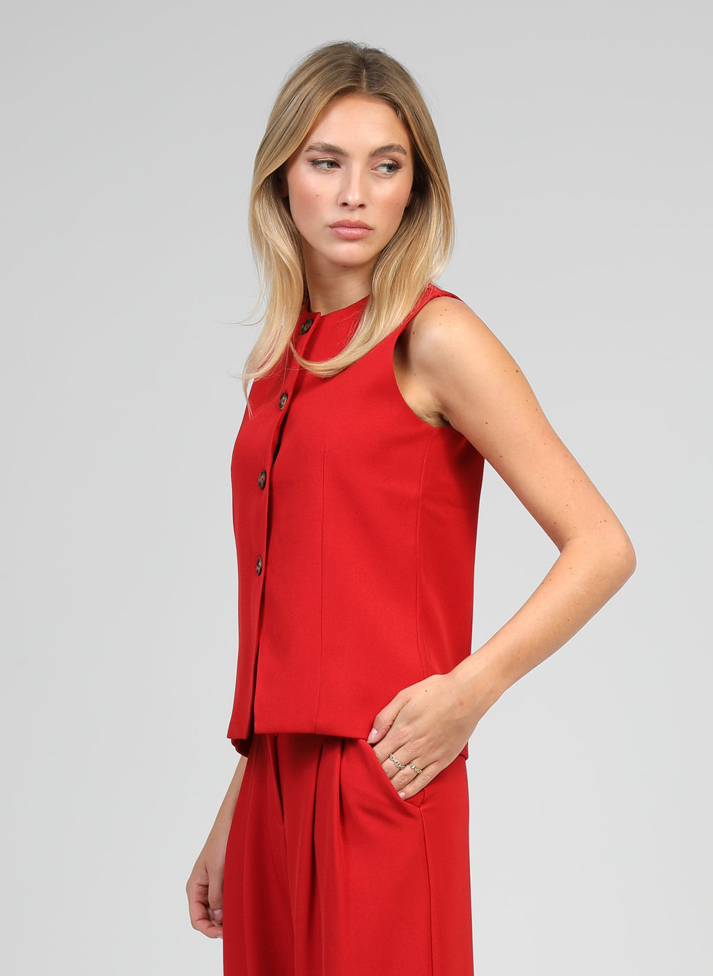 An'ge – Chaleco De Traje Zola Rouge, modelo con top rojo sin mangas y pantalón rojo