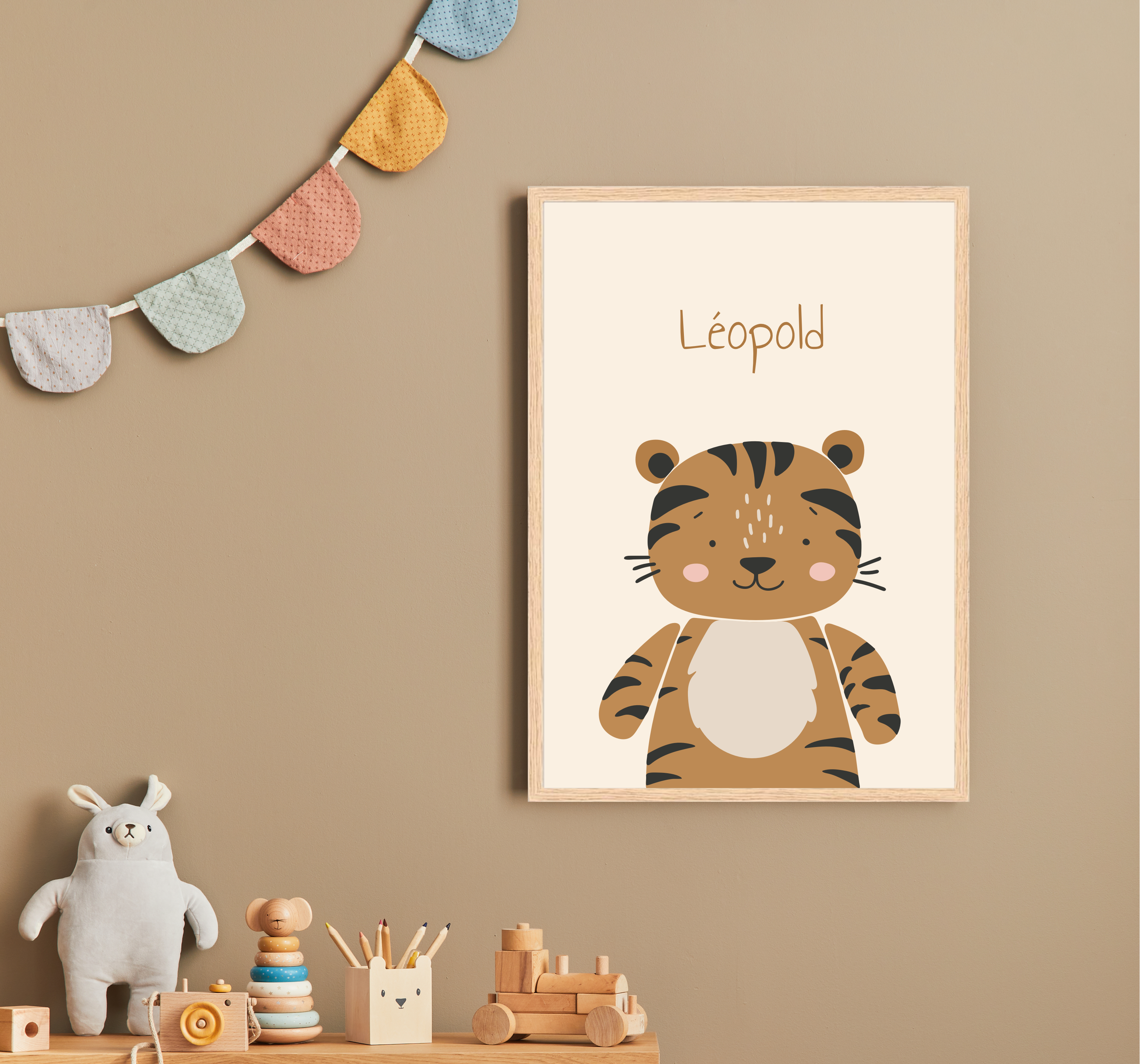 Affiche personnalisées - Animaux: cadre montrant un adorable tigre cartoon avec le prénom Léopold et décor minimaliste enfantin.
