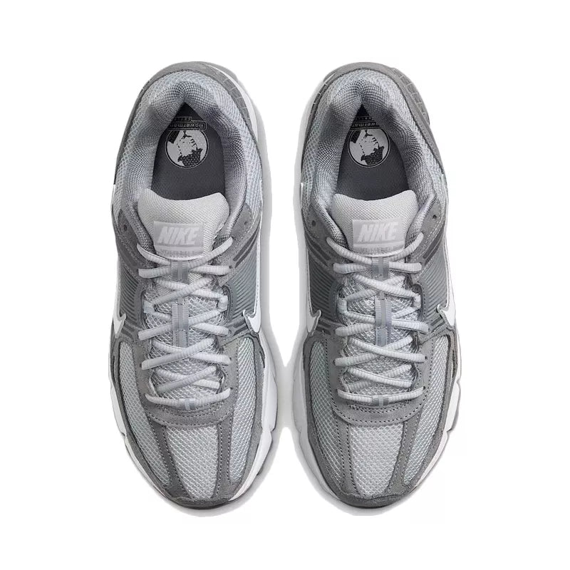 Zapatillas Nike Zoom Vomero 5 - Gris y blanco