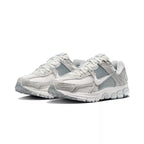 Zapatillas Nike Zoom Vomero 5 - Gris y blanco