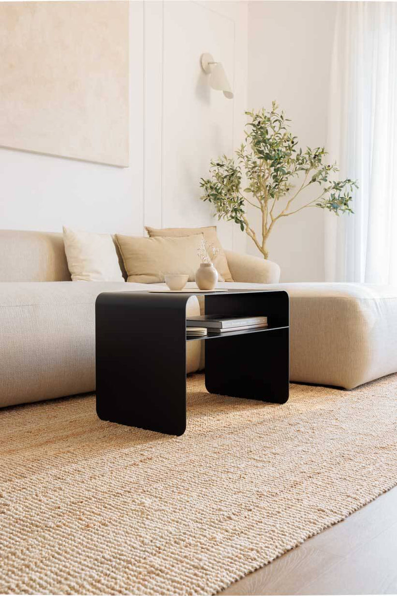 Beistelltisch COSMO aus pulverbeschichtetem Metall in modernem Wohnzimmer vor Sofa