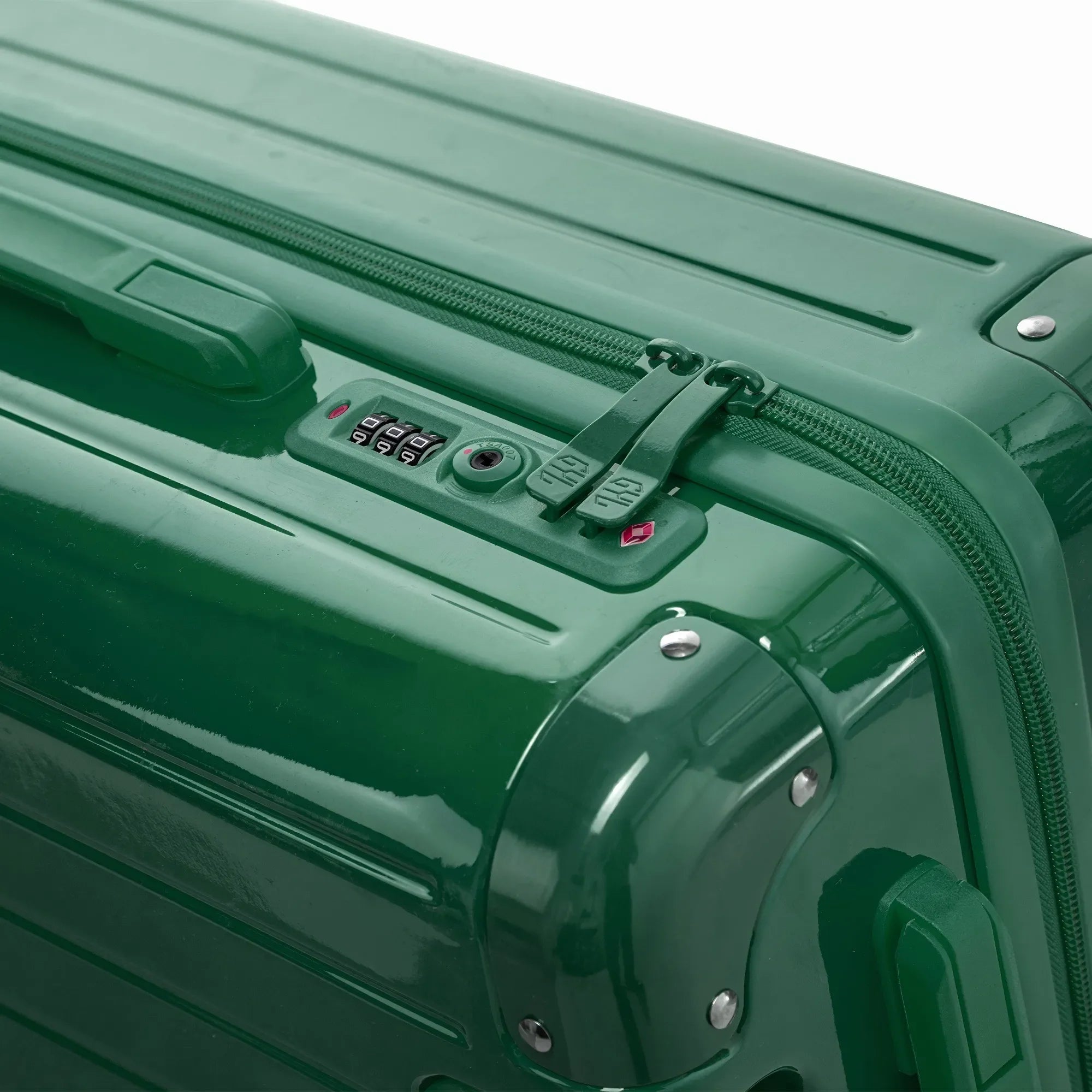 TSA combination lock and GYL double zip slider on the Intemporelle fir green hard-shell suitcase. #couleur_sapin