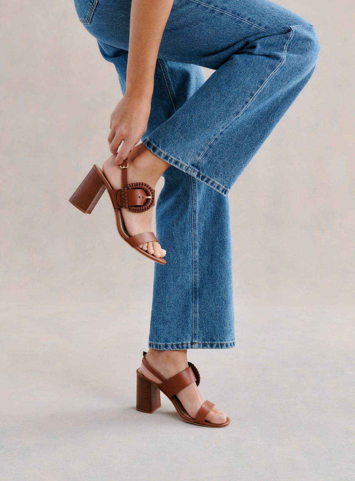 SANDALIAS TACÓN CARRIE WOOD MARRÓN PETITE MENDIGOTE