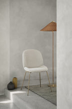 GUBI - Krzesło Beetle Unupholstered z mosiężnymi nogami Gubi - Białe