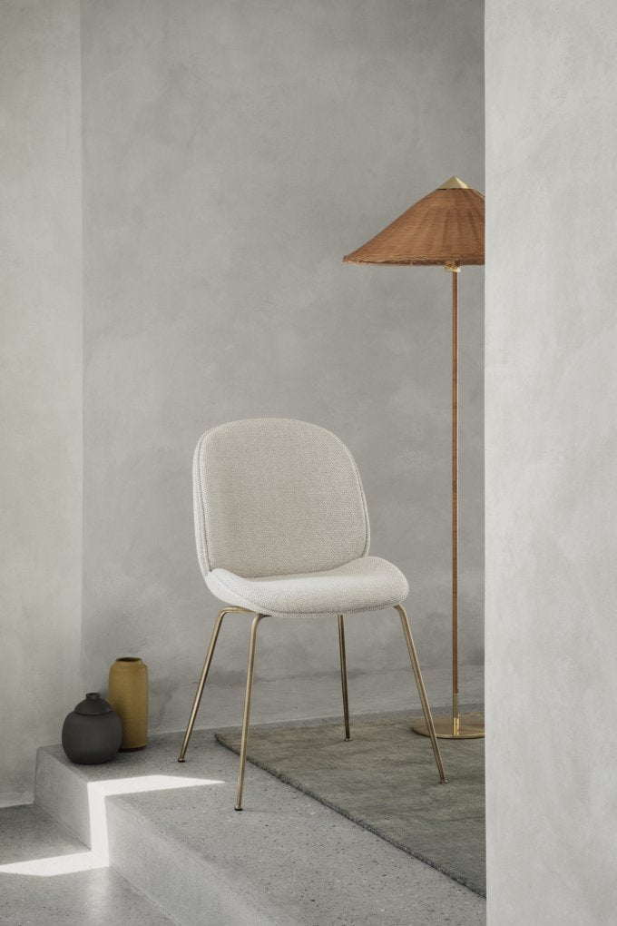 GUBI - Krzesło Beetle Unupholstered z mosiężnymi nogami Gubi - Białe