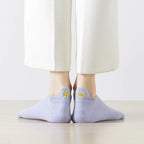 Chaussette courte avec languette et couronne dorée brodée.