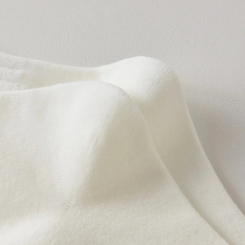 Chaussettes blanches montantes avec smiley, confortables et stylées, idéales avec des baskets. Coton épais, look tendance et maintien optimal.