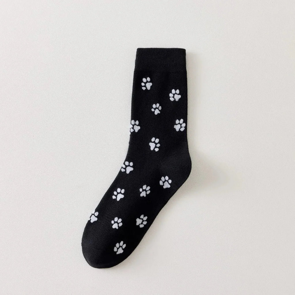 Chaussettes montantes avec motifs pattes de chat. Coloris sobres, confortables, en coton majoritaire. Idéales au quotidien avec tout type de chaussures.