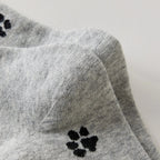 Chaussettes montantes avec motifs pattes de chat. Coloris sobres, confortables, en coton majoritaire. Idéales au quotidien avec tout type de chaussures.