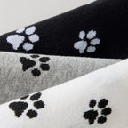 Chaussettes montantes avec motifs pattes de chat. Coloris sobres, confortables, en coton majoritaire. Idéales au quotidien avec tout type de chaussures.