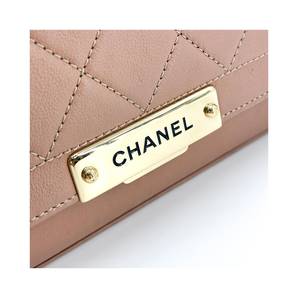 Chanel - Torebka Do Ręki Label Click Flap Small Ze Skóry - Brązowa