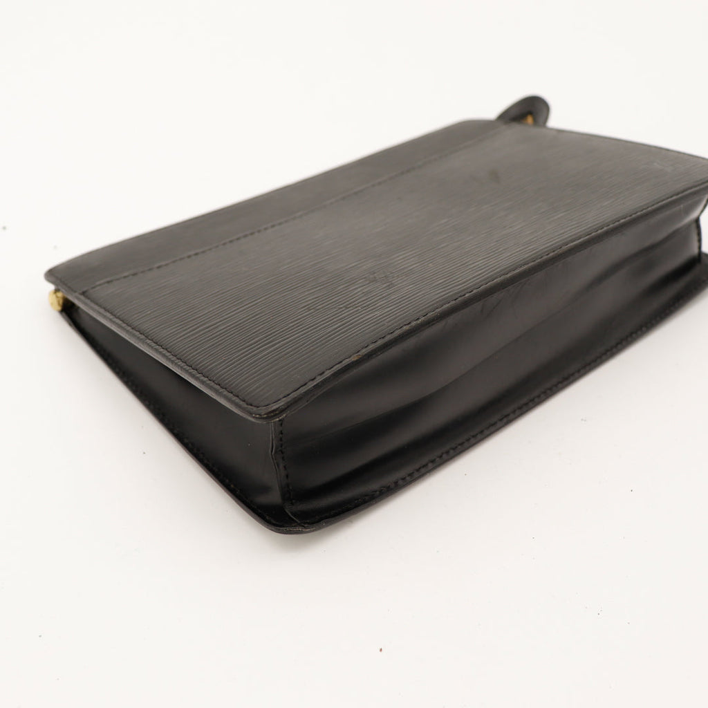 La Pochette Épi Noir Louis Vuitton
