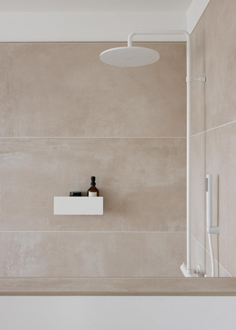Duschablage SHEA in stylish Bad, ideal for Duschutensilien and Pflegeprodukte. Minimalist Design in Aluminum.