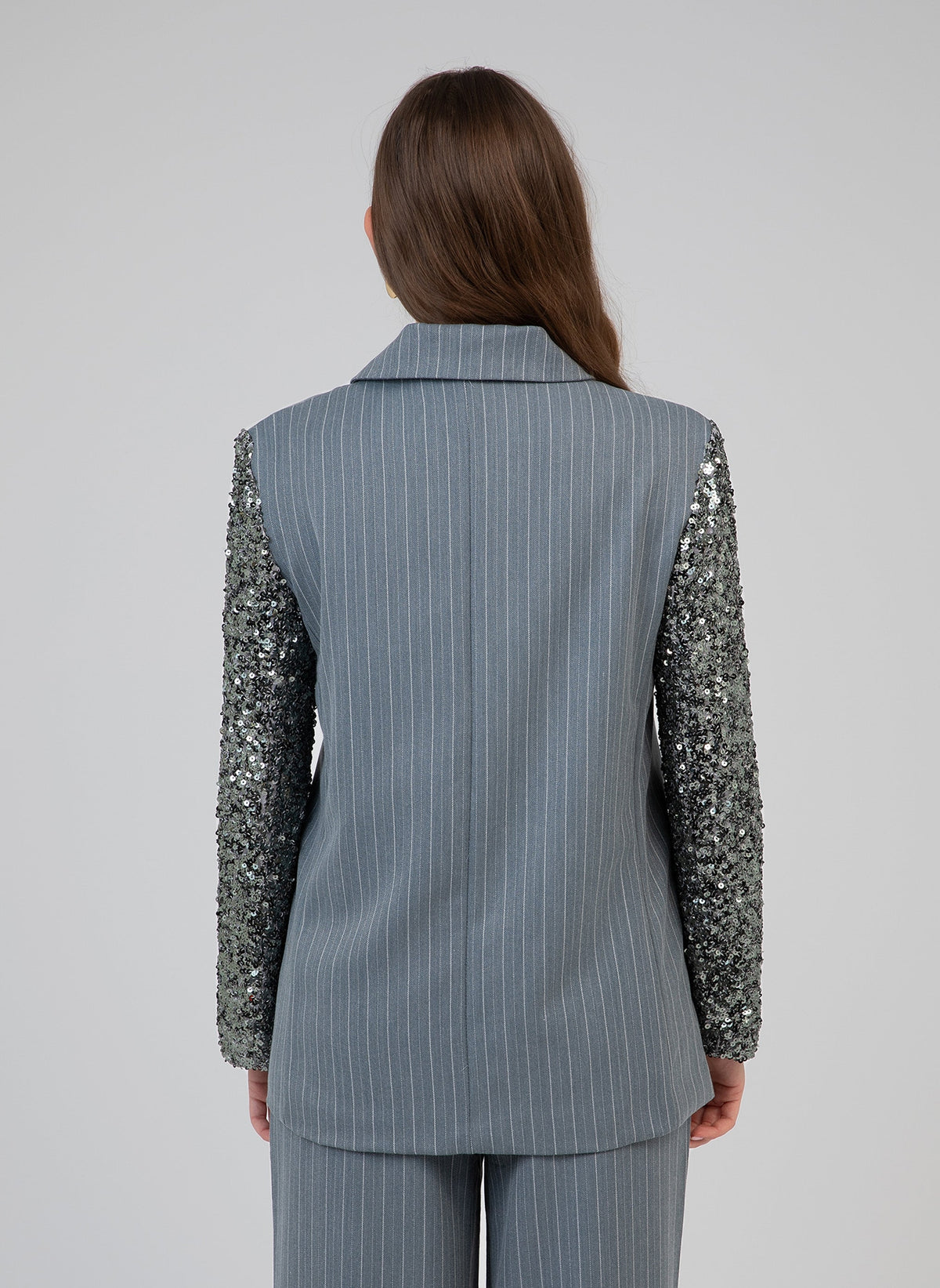 An'ge – Veste Howely Bleu, mannequin de dos portant un blazer gris à rayures avec manches à sequins