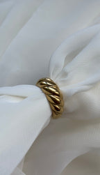 Croissant ring
