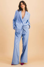 Conjunto chaqueta ámbar y pantalón azul cielo