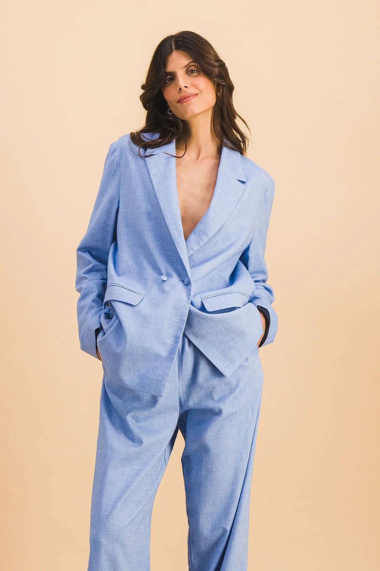 Conjunto chaqueta ámbar y pantalón azul cielo