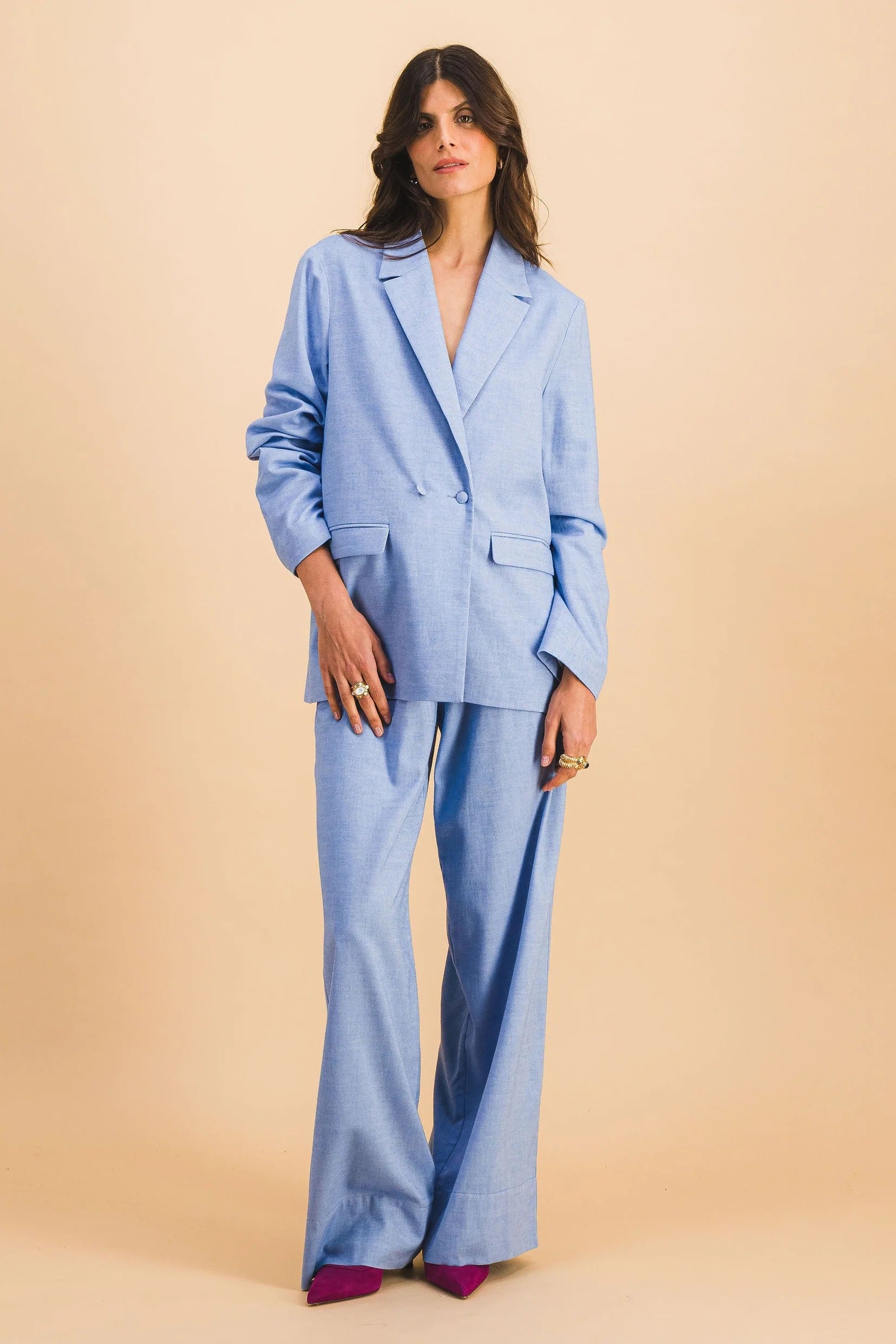 Conjunto chaqueta ámbar y pantalón azul cielo