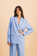 Conjunto chaqueta ámbar y pantalón azul cielo