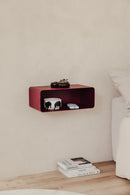 Hängender Nachttisch NELIO in Rot, minimalistisches Design an Wand montiert, ideal für moderne Schlafzimmer.